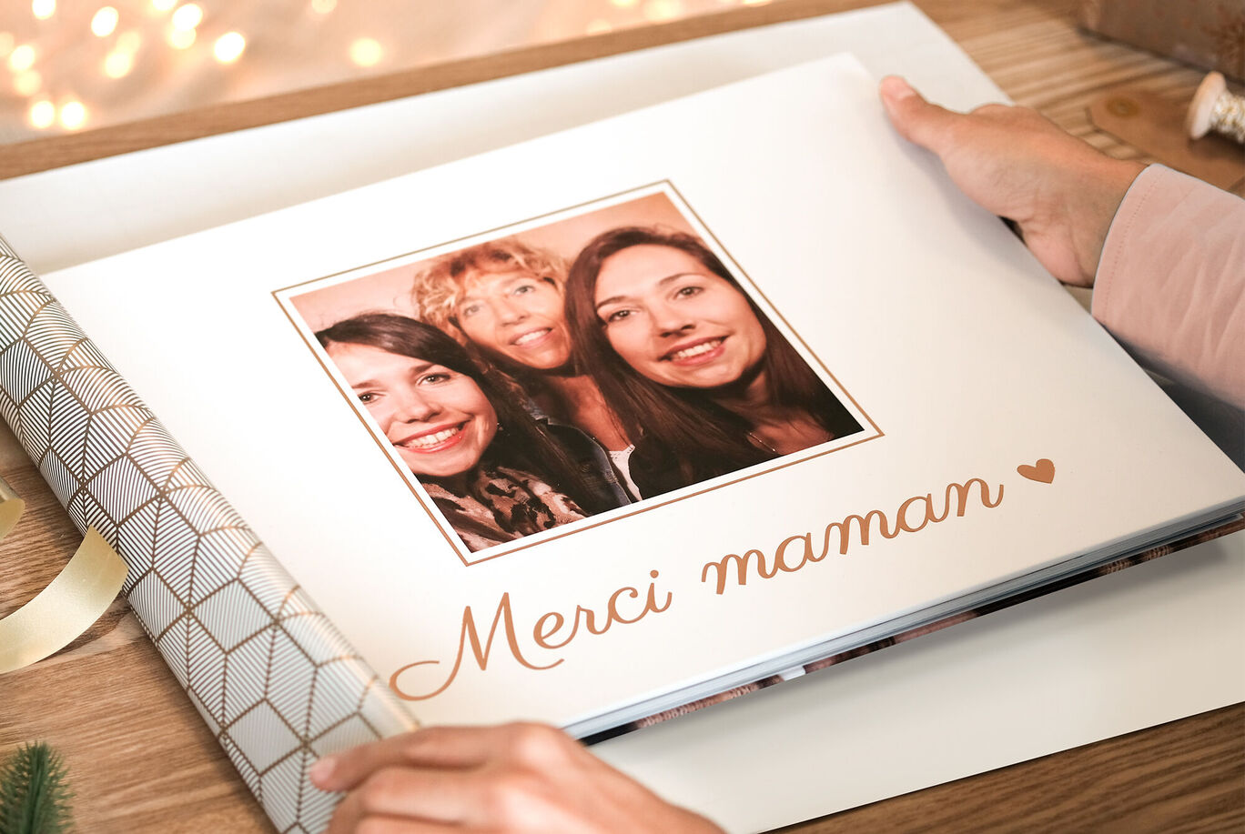 Une personne feuillette un CEWE ALBUM PHOTO avec une photo affectueuse.