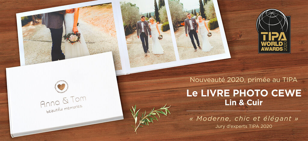 Un magnifique livre photo de mariage sur une table. Titre : "Anna & Tom - Souvenirs inoubliables".