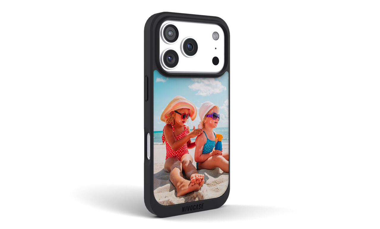 Coque Iphone personnalisée avec deux enfants en maillot assis sur la plage