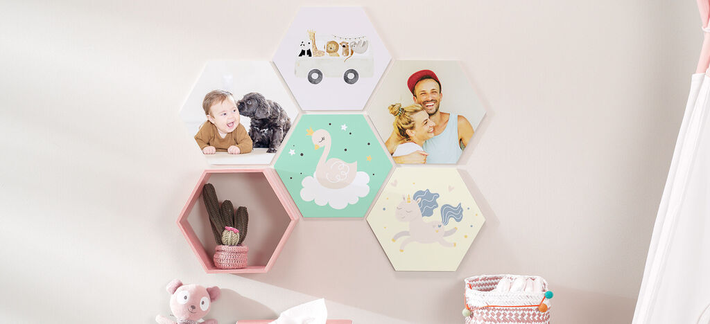 Décoration murale avec cinq images hexagonales, dont un enfant avec un chien et une fille avec un motif de canard