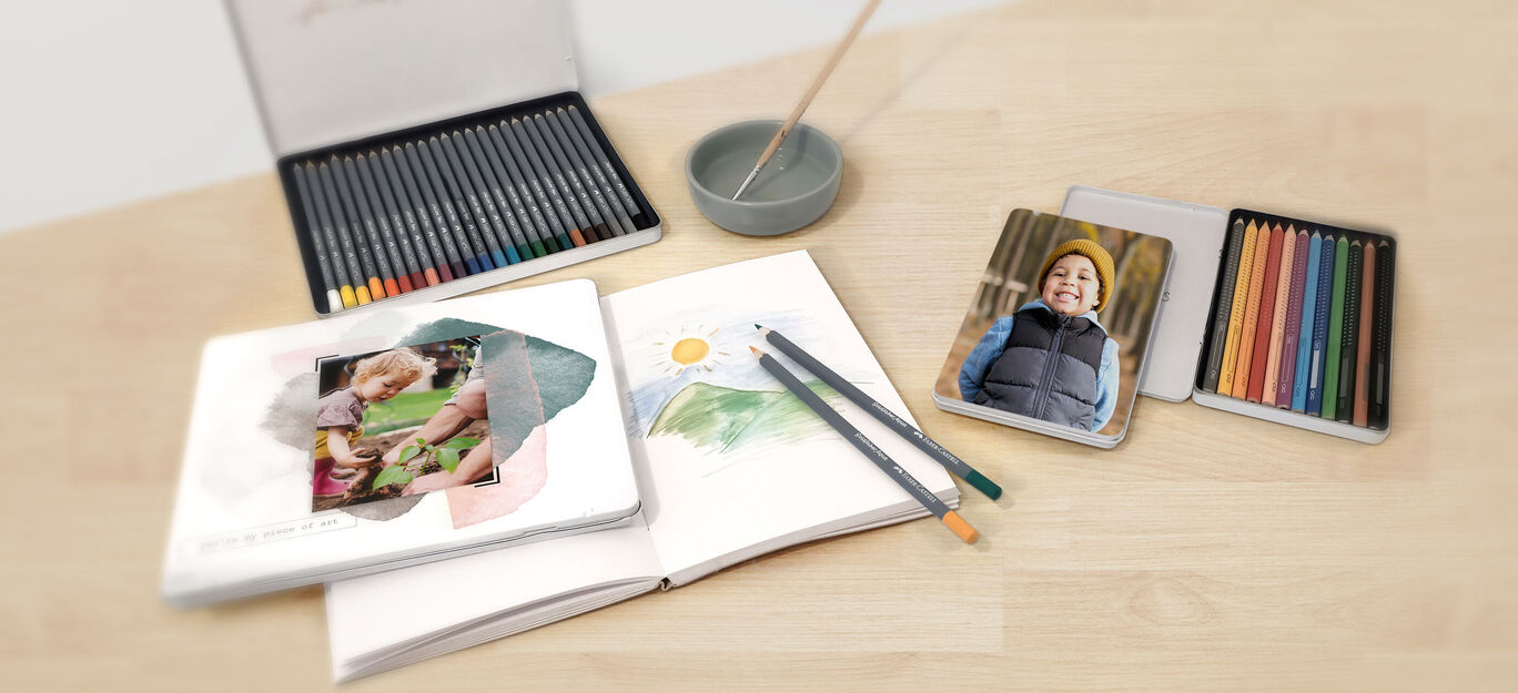 Un setup créatif avec des couleurs et un album photo. Bloc de dessin et crayons de couleur prêts pour créer.