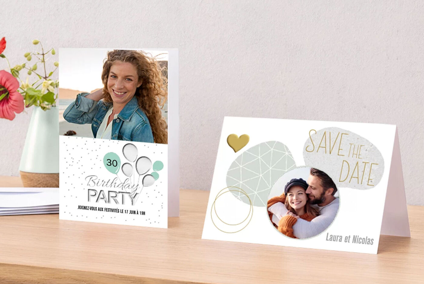 Deux cartes de vœux attrayantes pour une fête d'anniversaire avec des accents colorés.