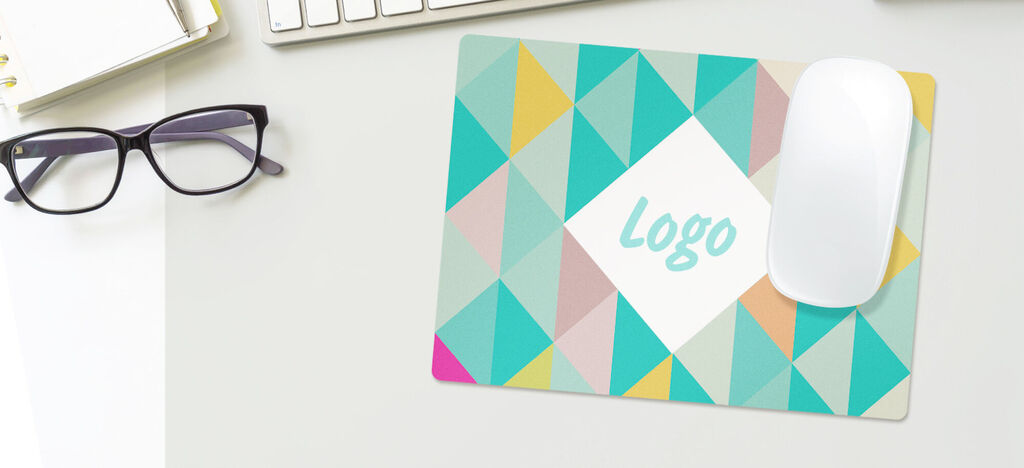 Conception de tapis de souris géométrique colorée avec place pour un logo