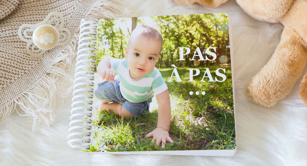 Un enfant rampe dans l'herbe verte, entouré de nature.