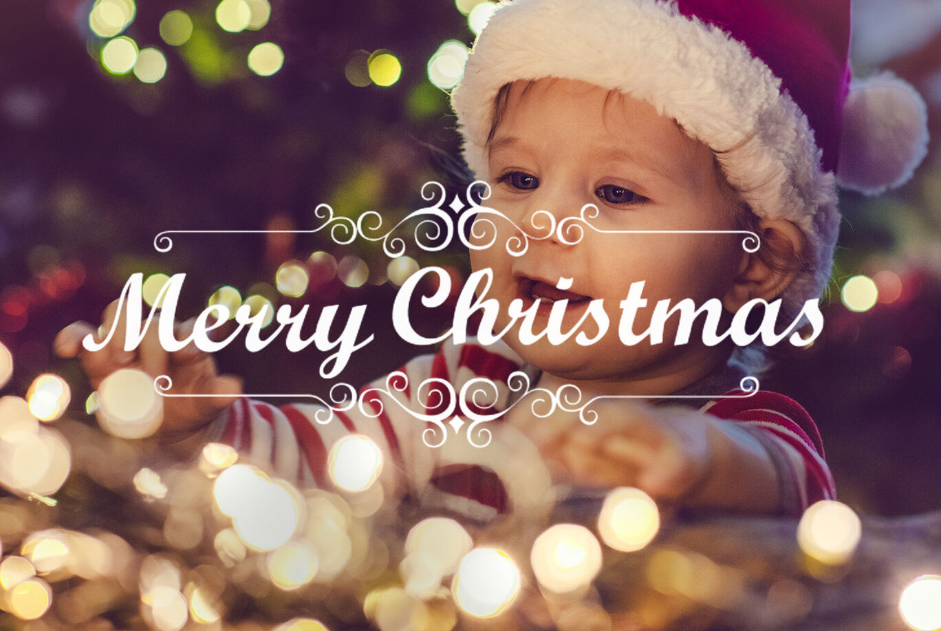 Un enfant avec un bonnet de Noël joue avec des lumières et rayonne de joie