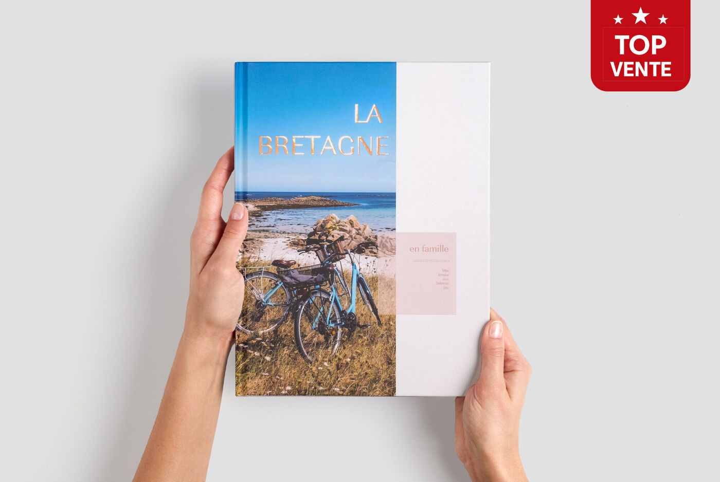 Un album photo A4 Portrait fermé dont la couverture montre une image d'une plage et écrit dessus La Bretagne et un label Top Vente