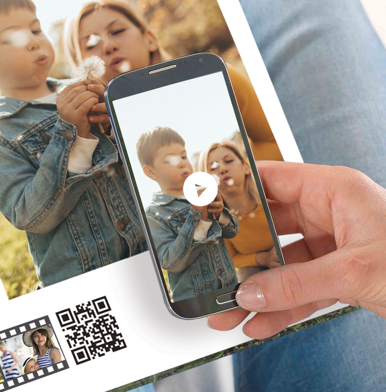 Une personne tient un smartphone montrant une photo de membres de la famille.