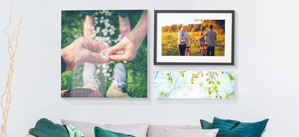 Deux images au salon montrent des moments joyeux : mains avec fleurs et un groupe d'amis. Image murale CEWE et poster CEWE.