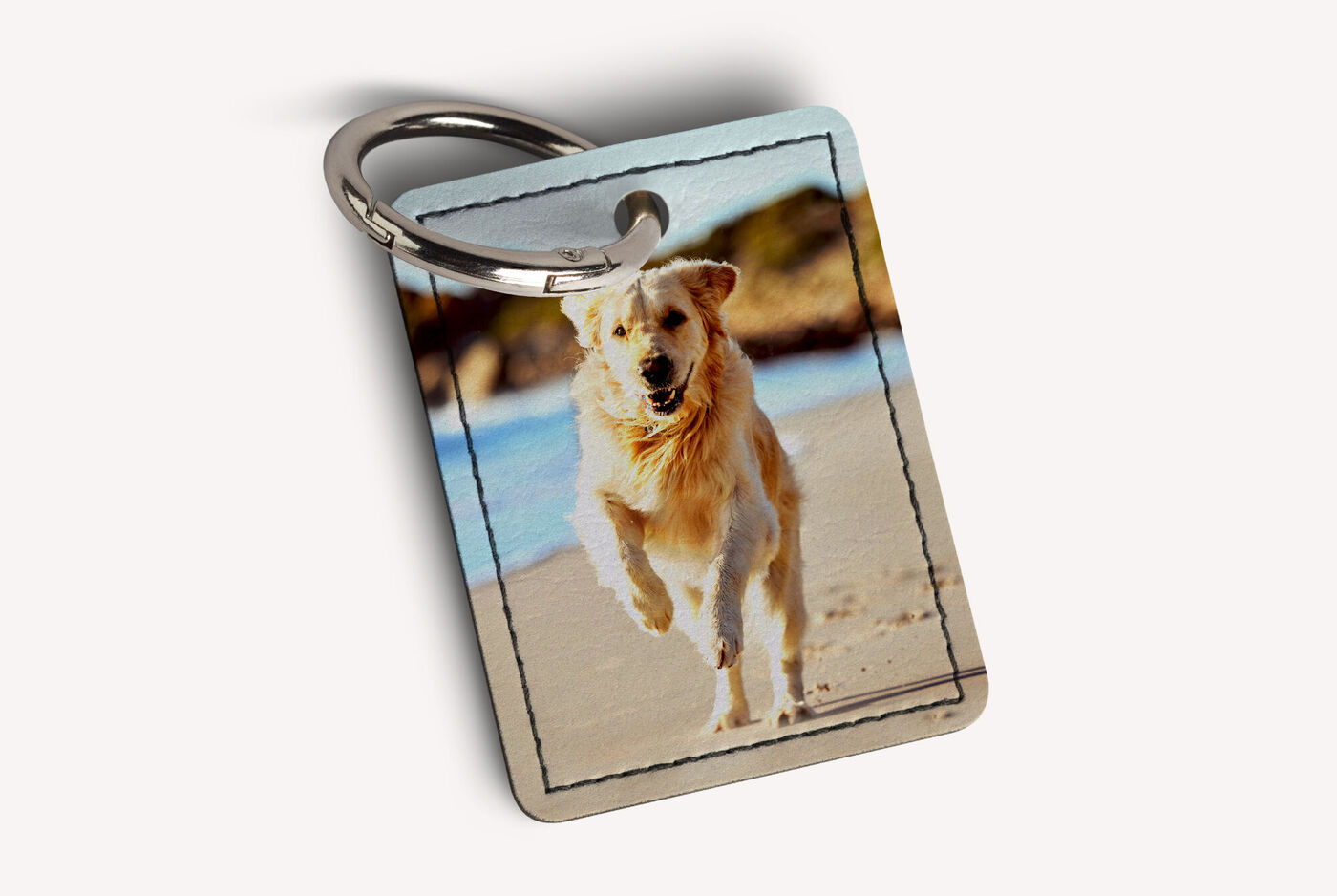 Porte-clés personnalisé avec la photo d'un chien courant sur la plage