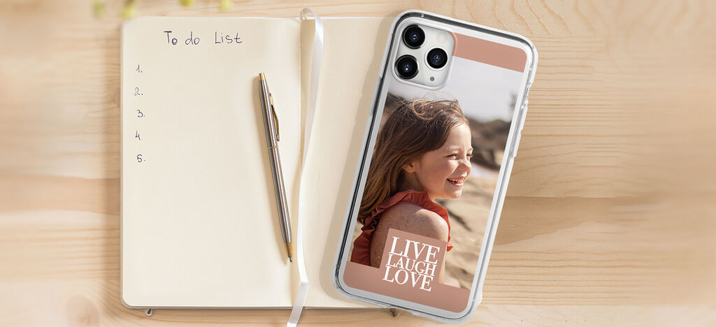 Une personne montre une coque de téléphone créativement conçue avec une impression inspirante.