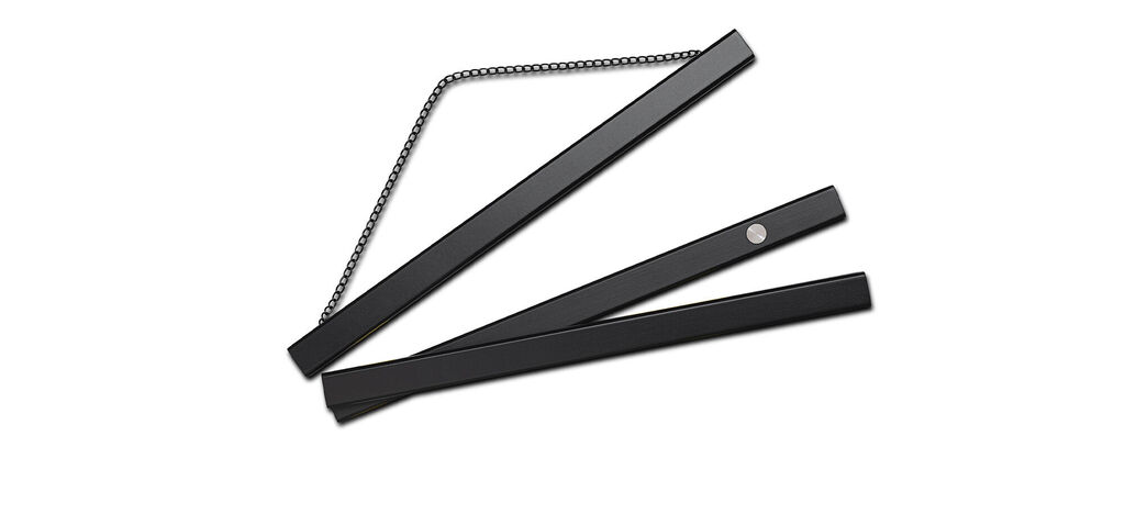 Des présentoirs photo noirs avec une chaîne pour présenter des photos.