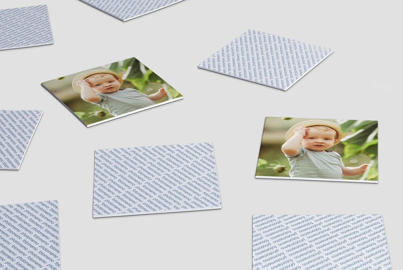 Un collage de photos avec un bébé souriant au centre, entouré de cartes carrées.