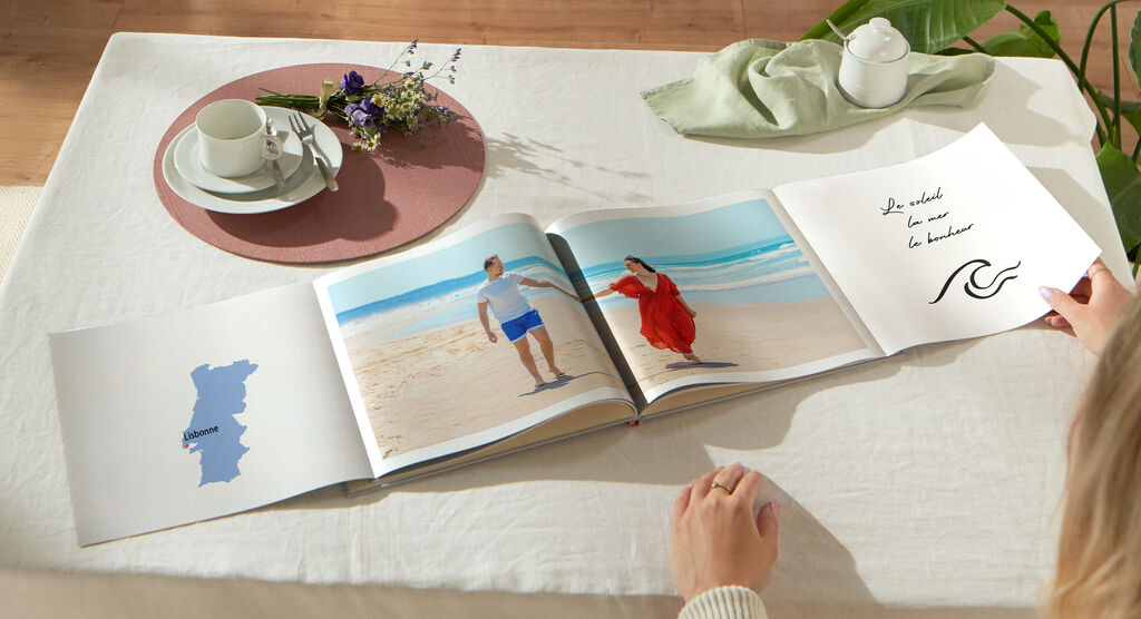 Livre Photo CEWE avec double page panoramique montrant une photo d'un couple sur la plage au Portugal