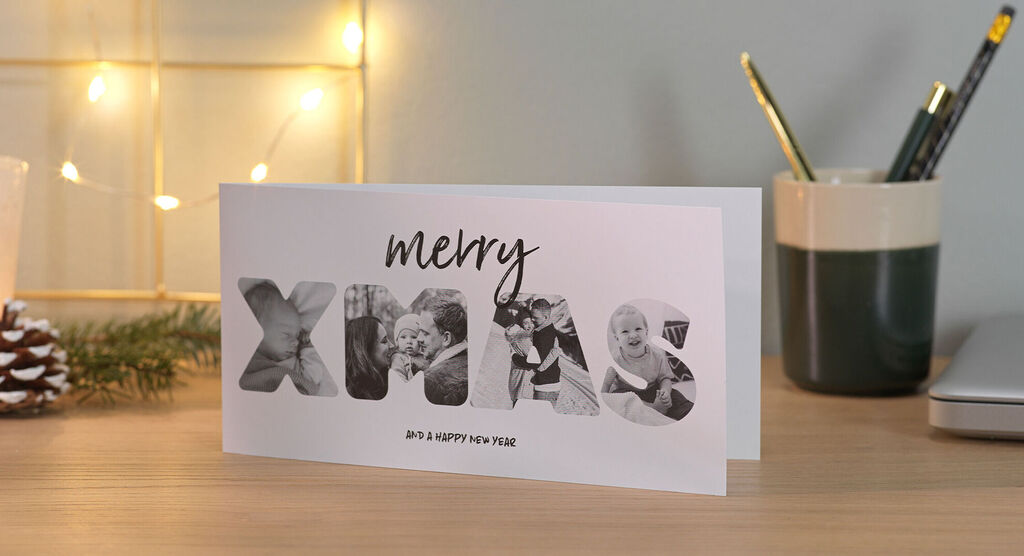 Carte de Noël élégante pliée avec le texte 'merry XMAS' en grandes lettres. Photos de gens joyeux intégrées dans les lettres.