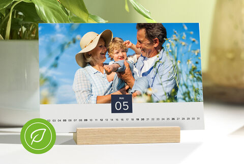 Une photo tendre d'une famille passant du temps à l'extérieur en célébrant mai