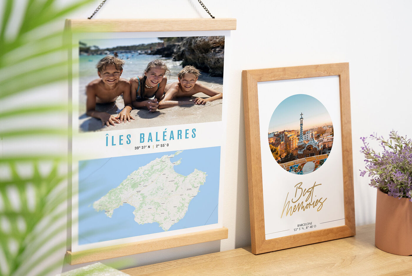 Un mur décoratif avec une carte des Baléares et des photos d'enfants à la plage.