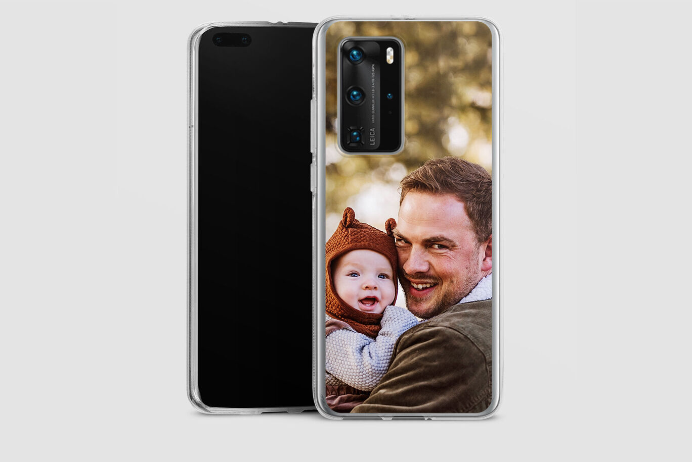 Un selfie affectueux d'un parent tenant son enfant et se penchant sur sa tête.