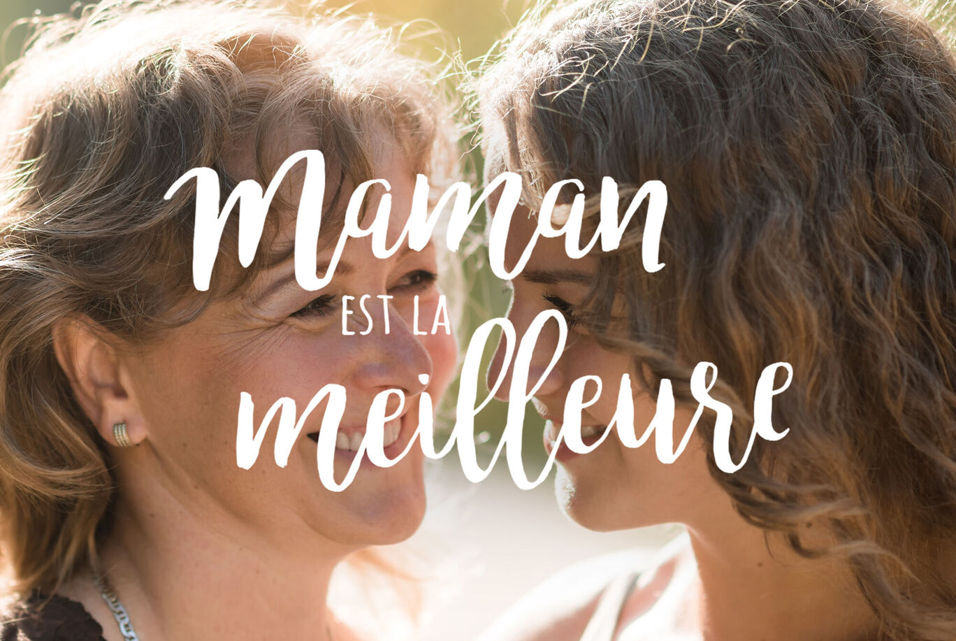 Deux femmes se sourient et profitent d'un moment joyeux ensemble