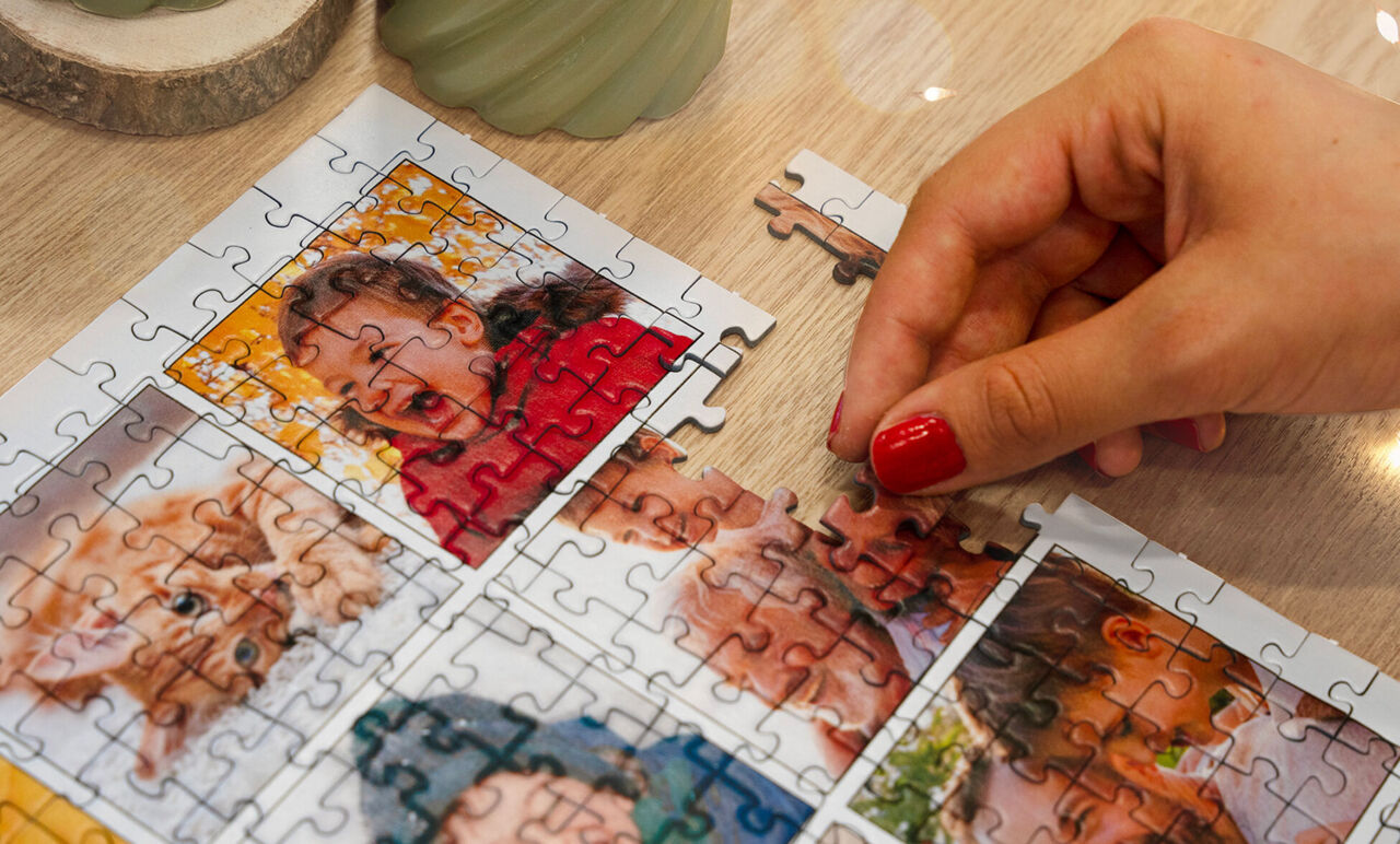 Gros plan sur l’assemblage d’un puzzle photo personnalisé