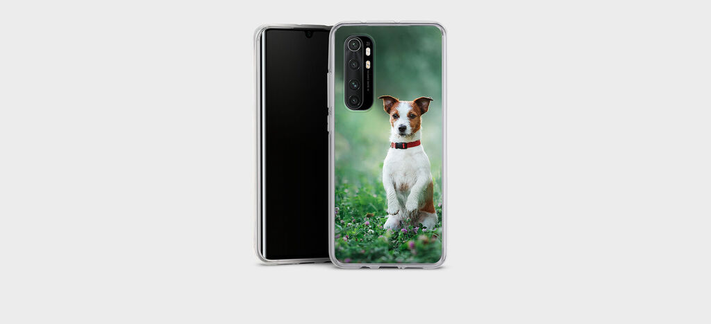 Une coque avec un chien adorable au premier plan.