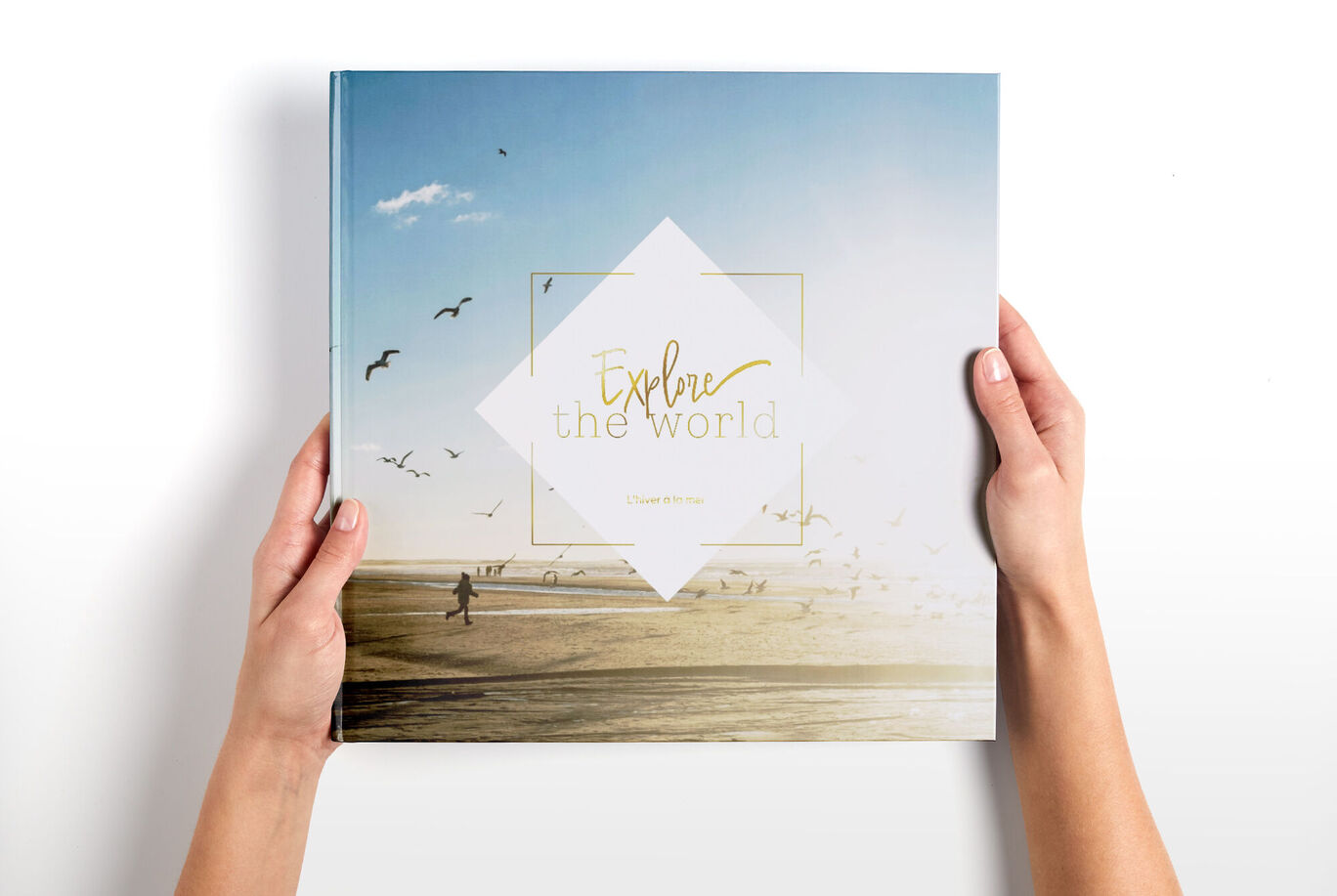 Livre Photo CEWE grand carré tenu entre les mains