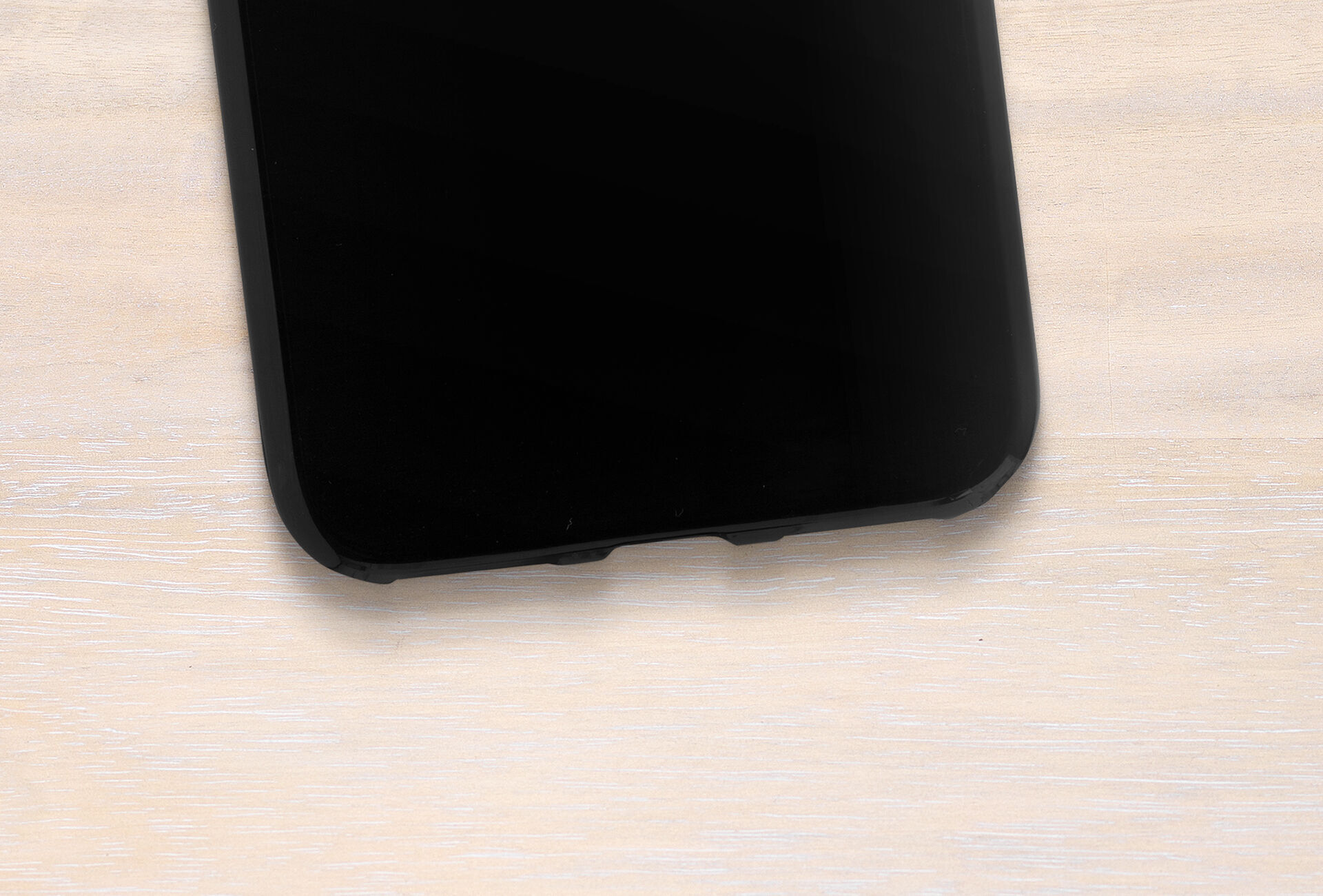 Smartphone noir sur fond en bois clair