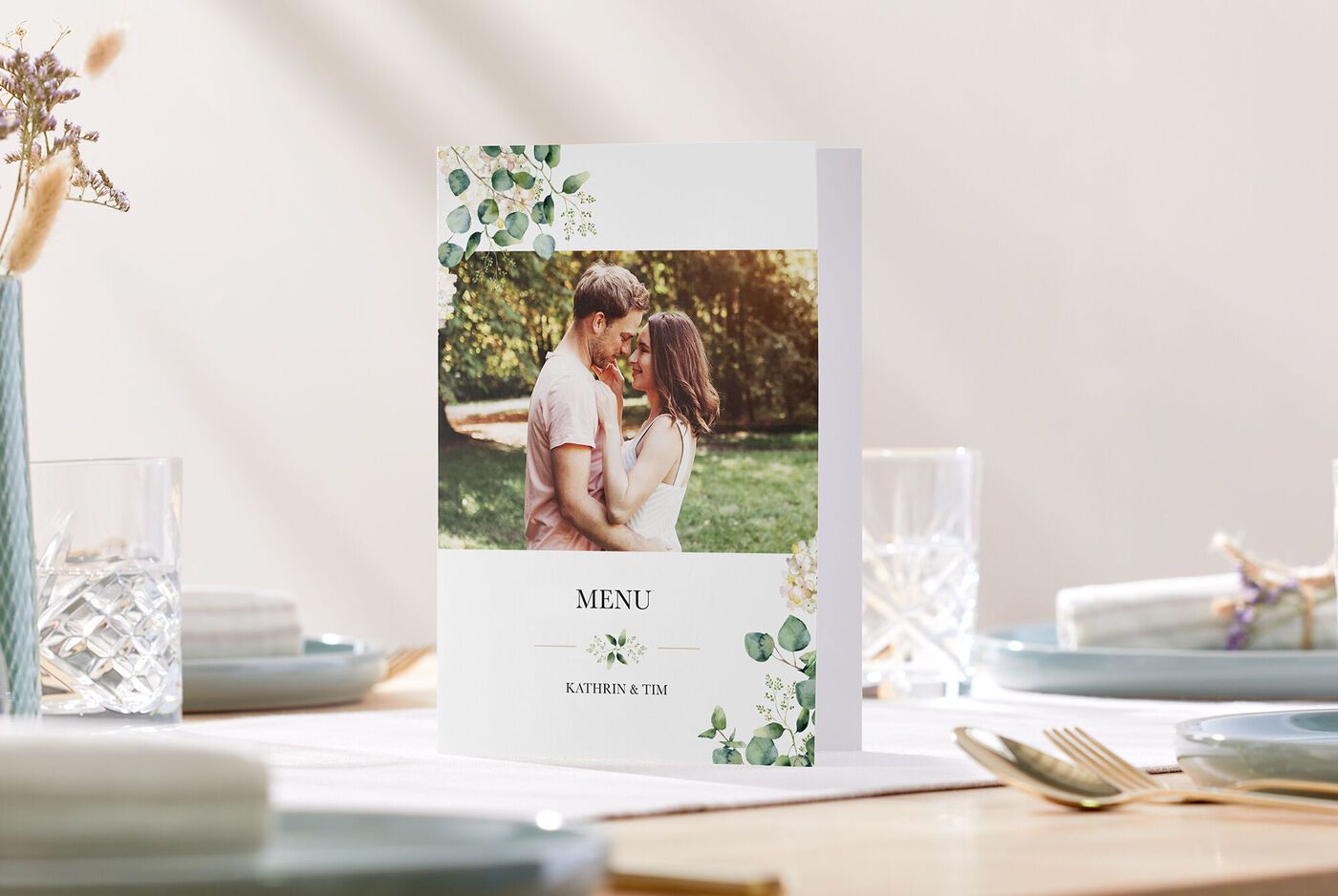 Une carte de menu avec un couple dans un jardin vert, entouré de fleurs et de vaisselle élégante.