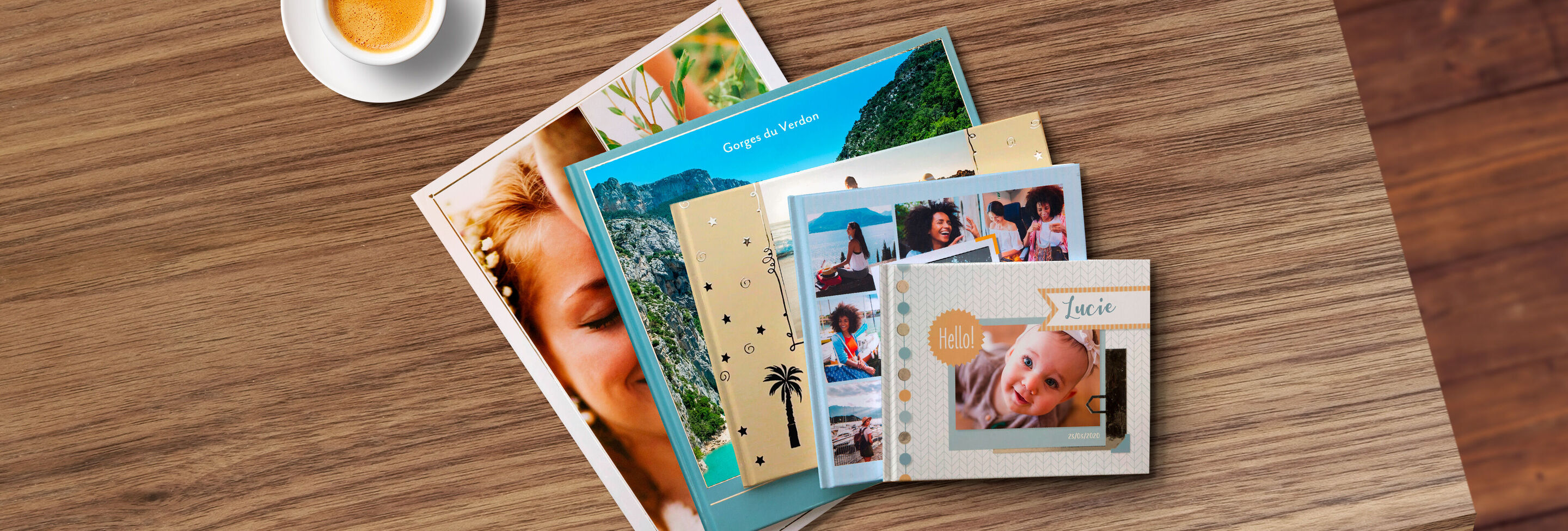 Différents CEWE albums photo et calendriers sur une table