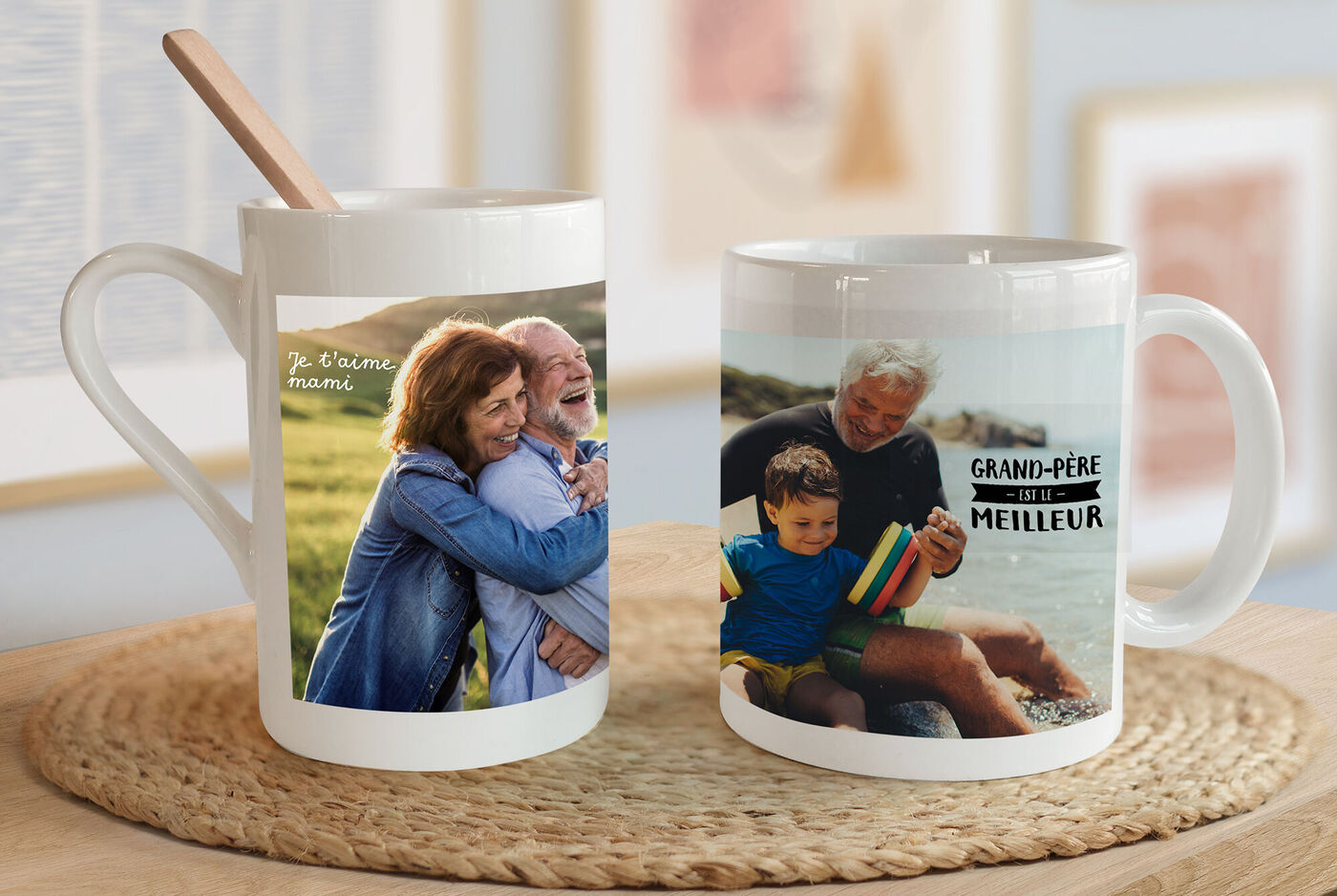 Deux tasses à thé créatives avec des photos personnalisées. Une montre une étreinte, l'autre un grand-père avec son petit-enfant sur la plage.