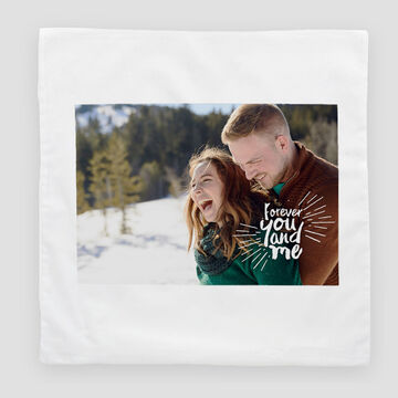 Un couple profite d'une étreinte dans la nature, entouré d'un paysage d'hiver.