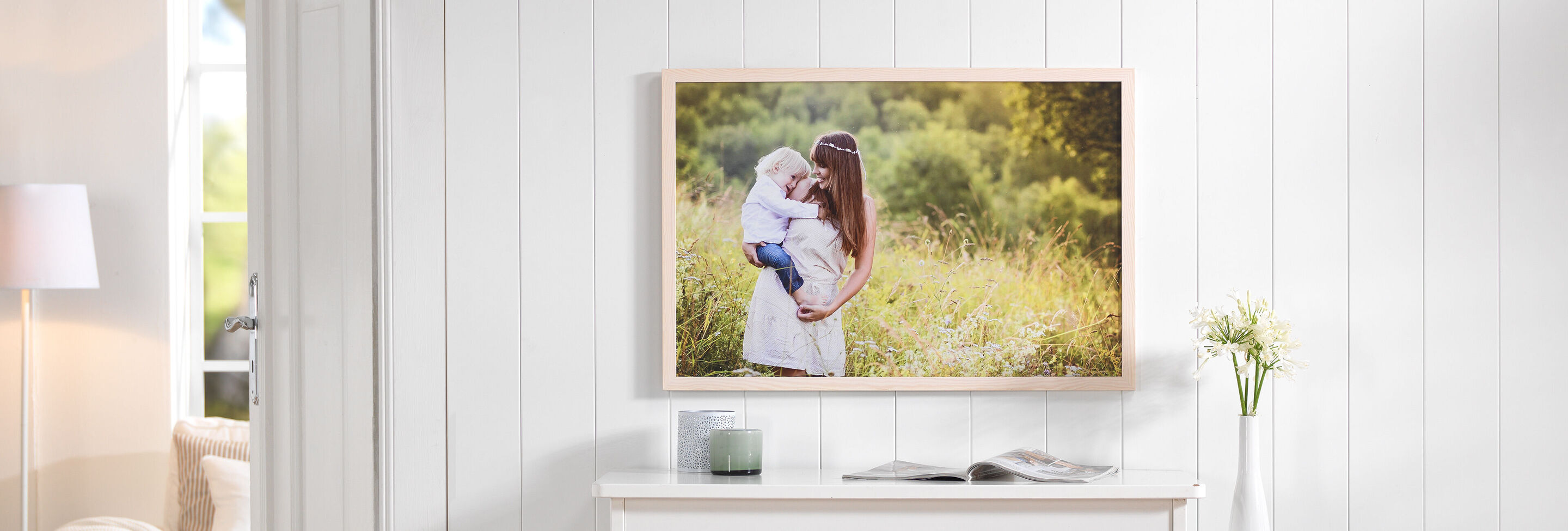 Une mère enlève son enfant dans un champ fleurissant, entourée par la nature.