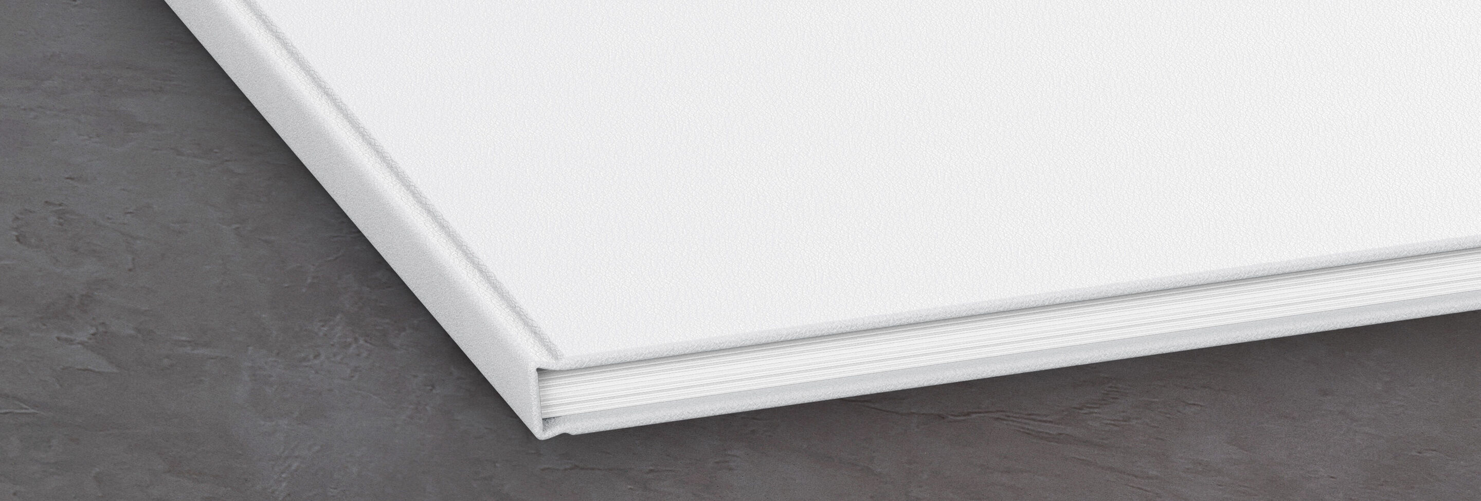 Zoom sur la couverture en cuir d'un Livre Photo CEWE