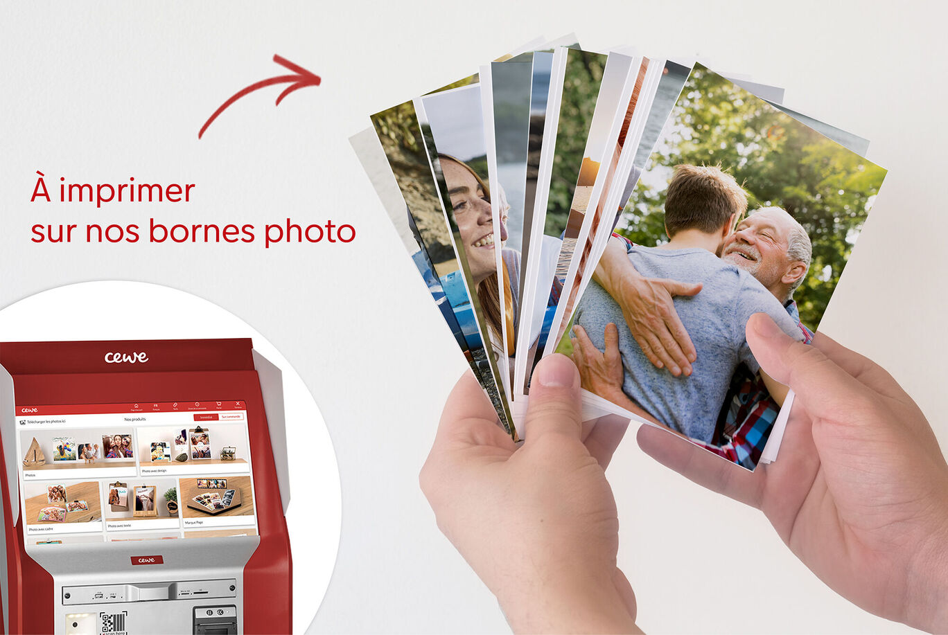 Des mains tenant plusieurs photos avec différents motifs, station d'impression photo numérique en arrière-plan