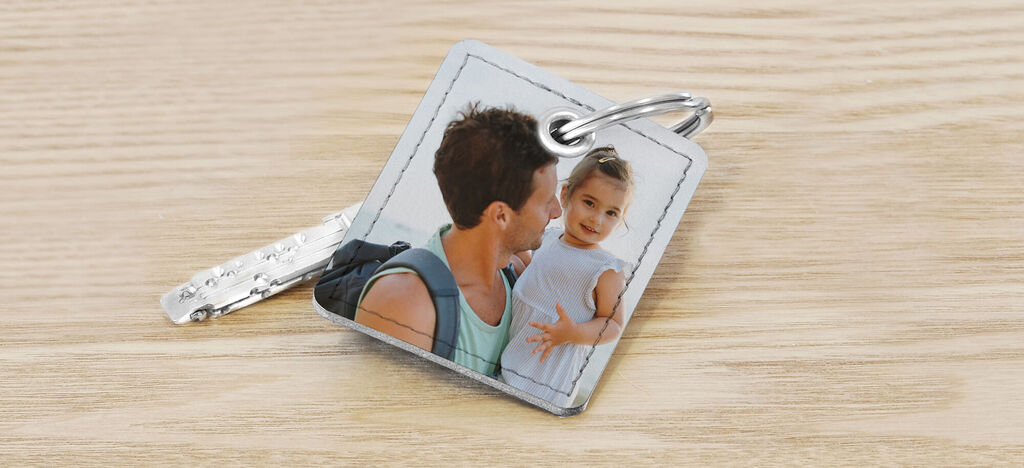 Personne avec un porte-clés montrant une photo de famille