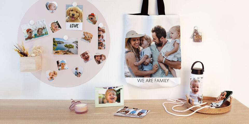 Photos de famille sur un tableau d'affichage et un sac en tissu.