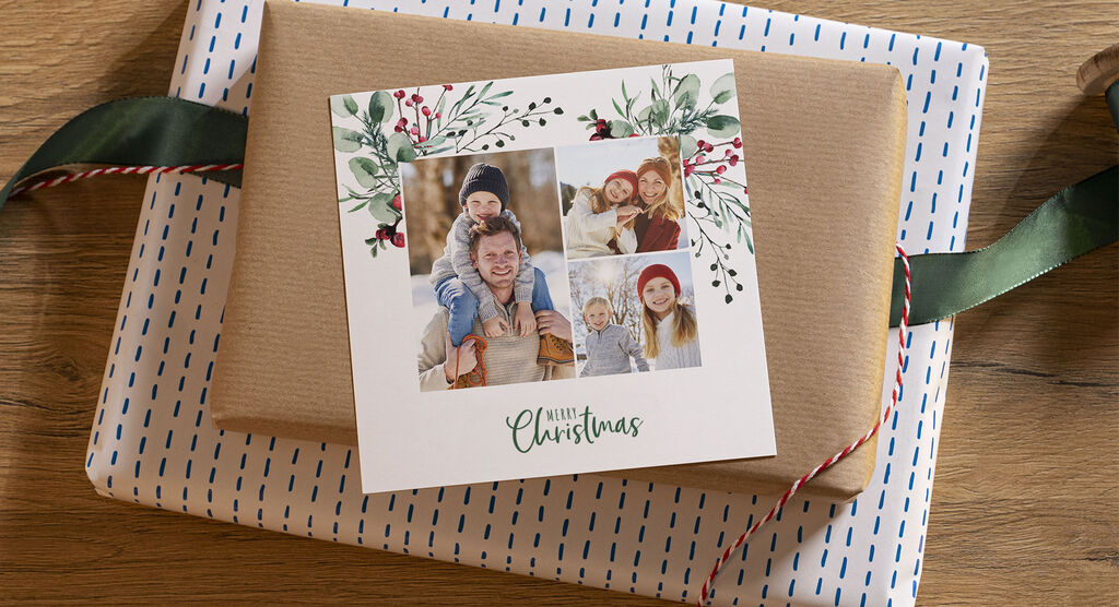 Un joli cadeau emballé avec une photo de famille et des motifs de Noël sur la carte