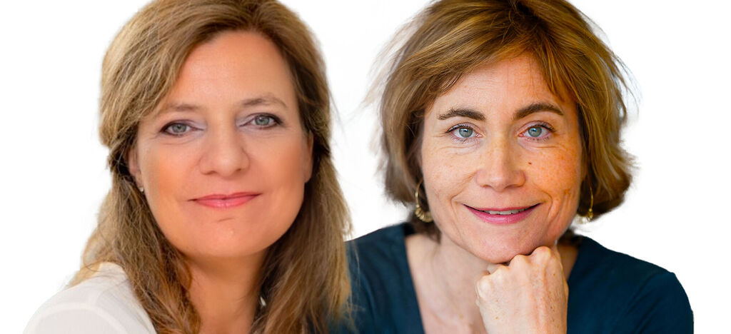 Deux femmes en conversation amicale, toutes deux souriantes.
