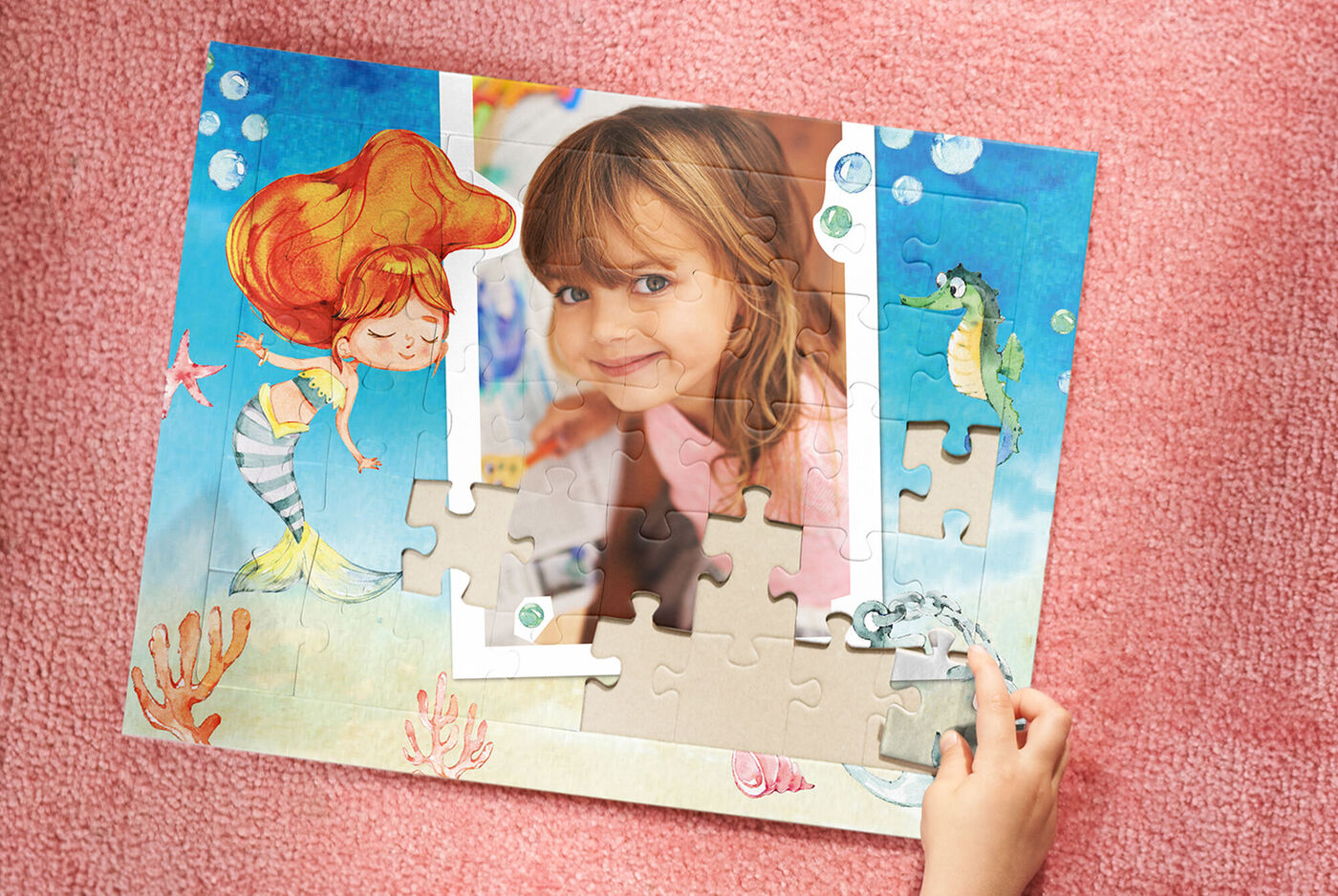 Un enfant assemble un puzzle sur un tapis coloré représentant un monde sous-marin, avec une sirène.