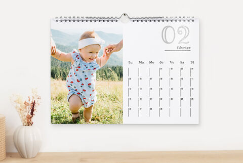 Calendrier photo mural A4 paysage avec une photo de bébé et une grille