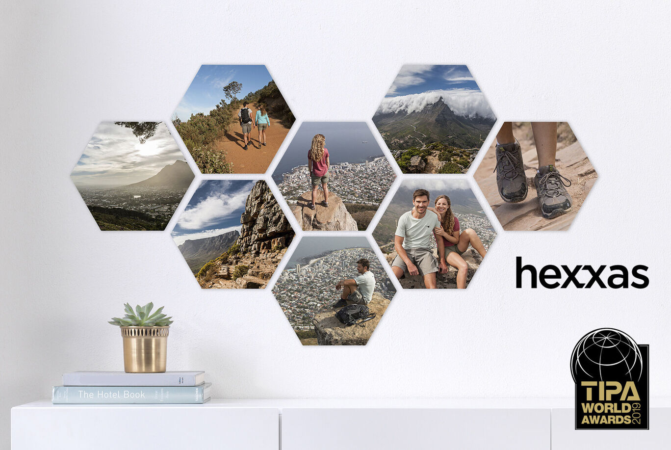 Conception murale créative avec des images hexagonales de souvenirs de voyage, présentées dans un style moderne.