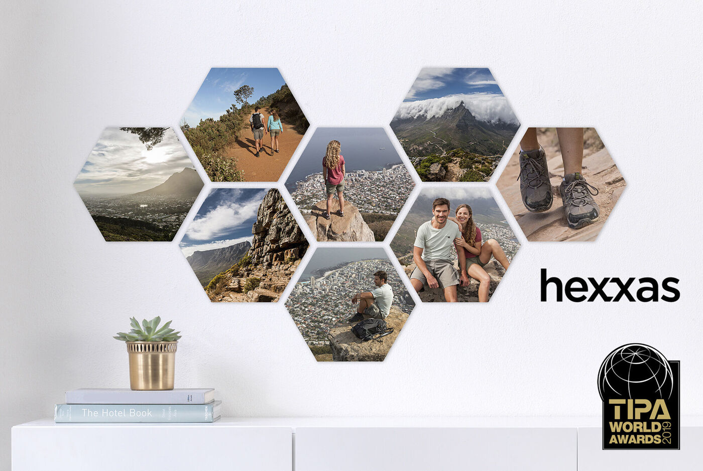 Conception murale créative avec des images hexagonales de souvenirs de voyage, présentées dans un style moderne.