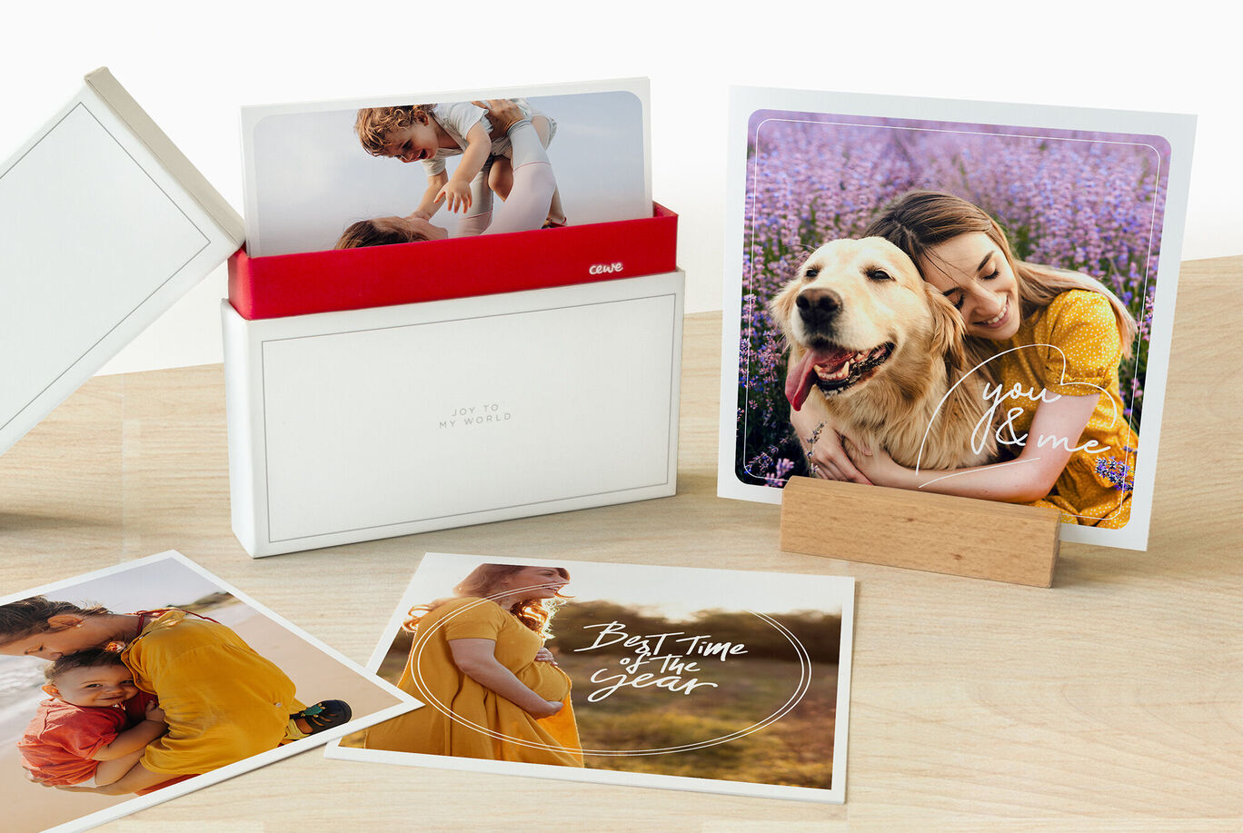 Une photo de famille joyeuse avec un chien, entourée de belles images dans un album CEWE.
