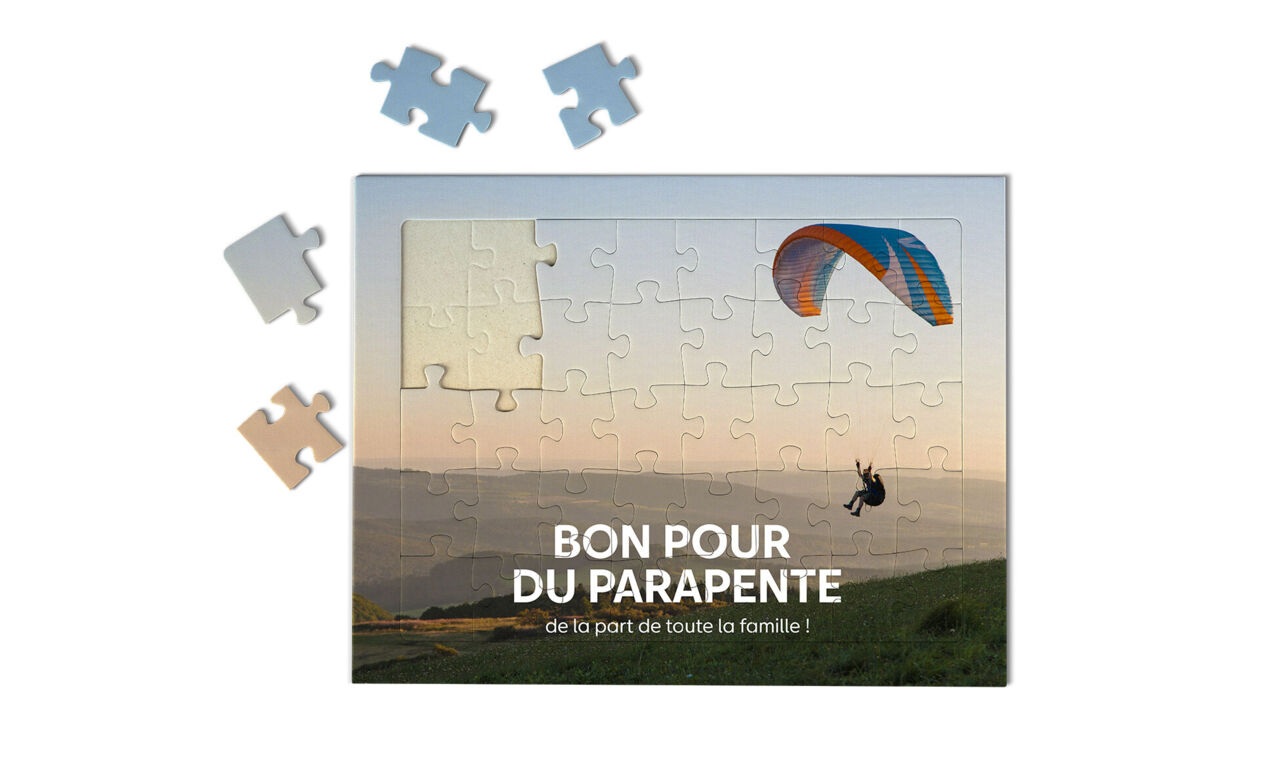 Puzzle bon pour du parapente entouré de six pièces colorées détachées