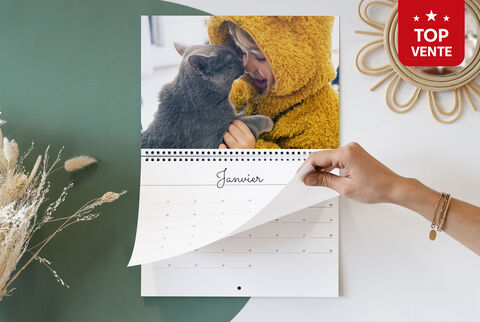Femme étreignant son chat sur une page de calendrier de janvier