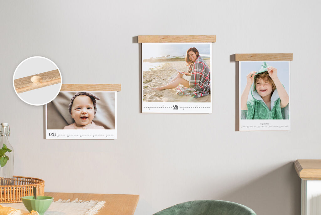 Trois calendriers photo avec des éléments en bois, un montre une personne à la plage.