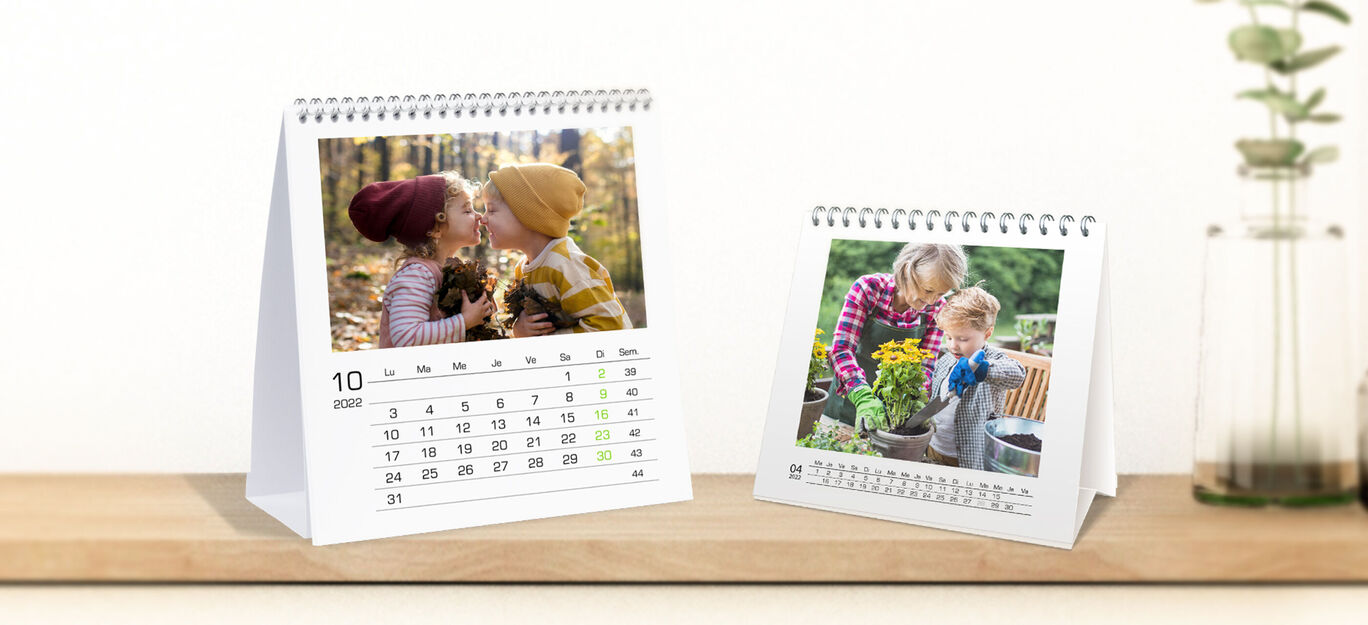 Deux calendriers de table avec des images de personnes joyeuses dans la nature et en jardinage, baignés dans une atmosphère chaleureuse.