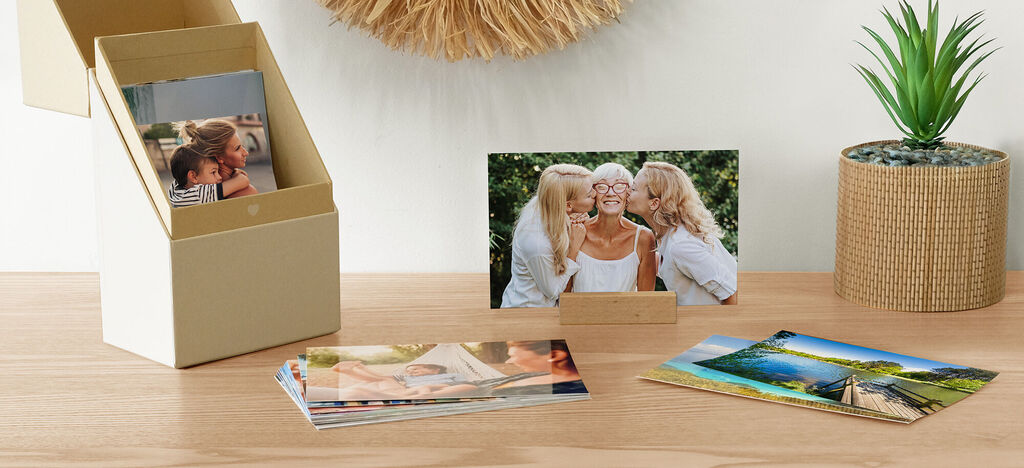 Un rangement photo rempli d'images d'amis et de souvenirs de vacances.