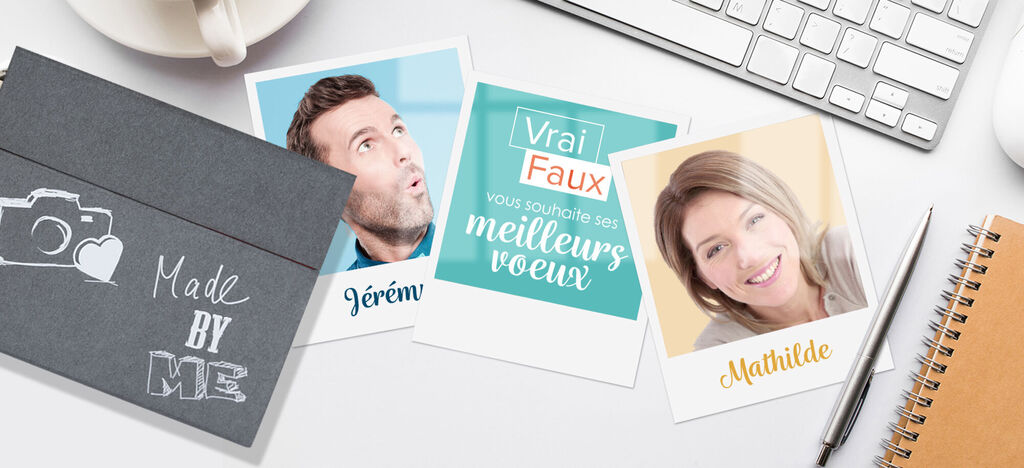 Trois cartes de vœux personnelles sur un bureau avec des tasses, un clavier et un carnet