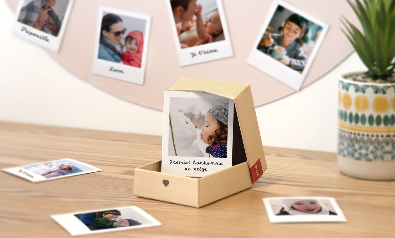Magnets personnalisés format rétro et leur boîte montrant des photos de famille avec enfant