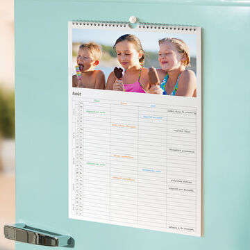 Calendrier avec des souvenirs de vacances joyeux en août